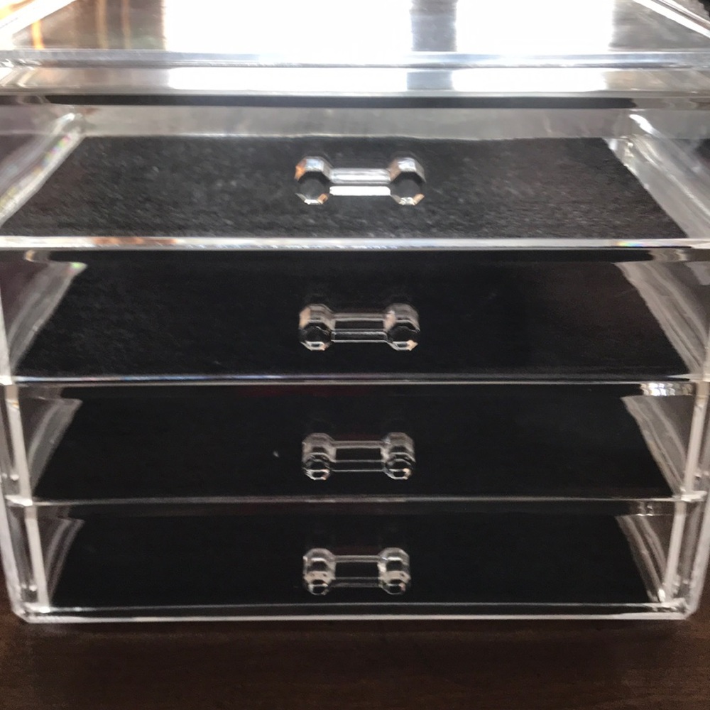 Cosmetic organizer